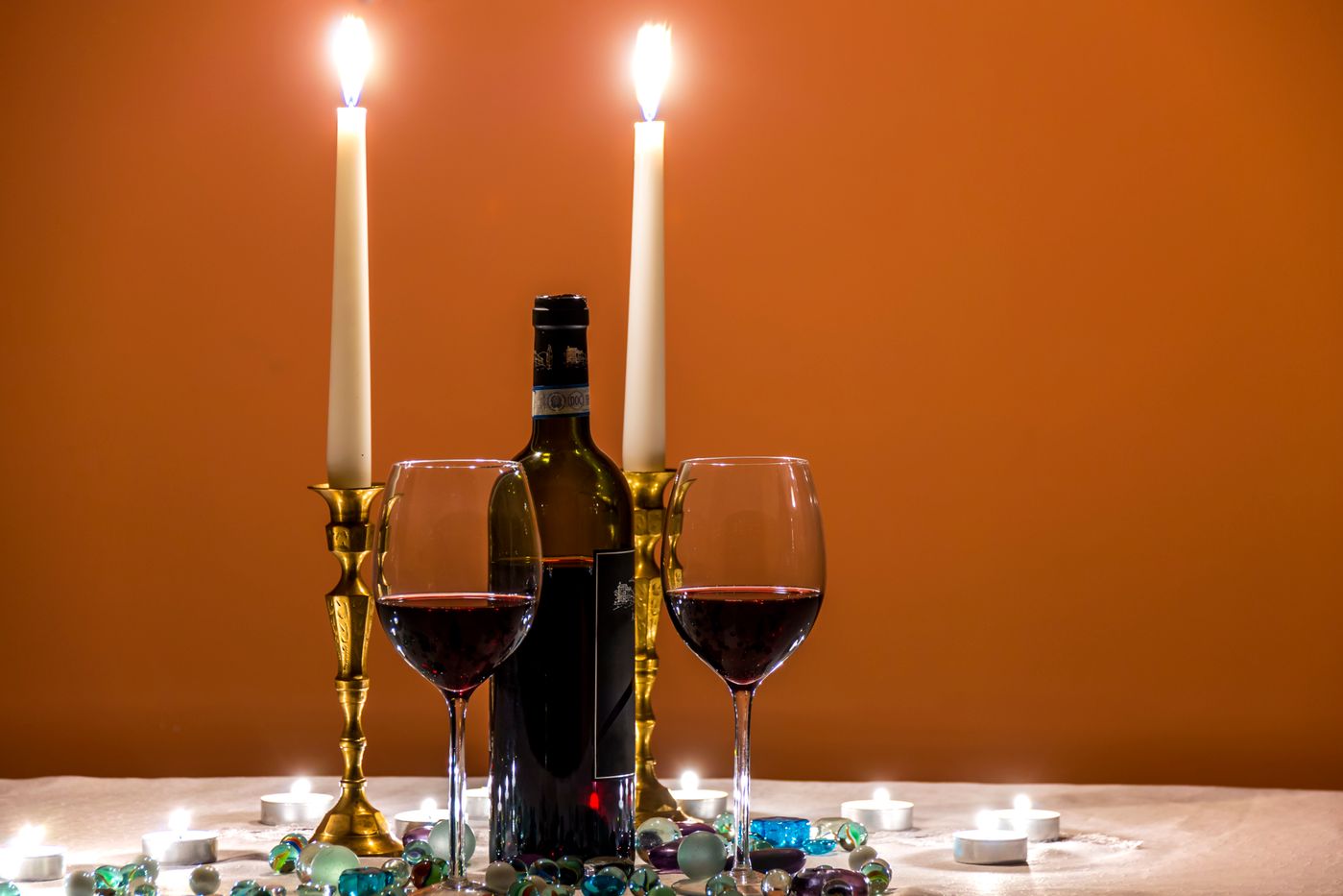 Kerzenschein, offener Wein, kleiner Tisch am Abend