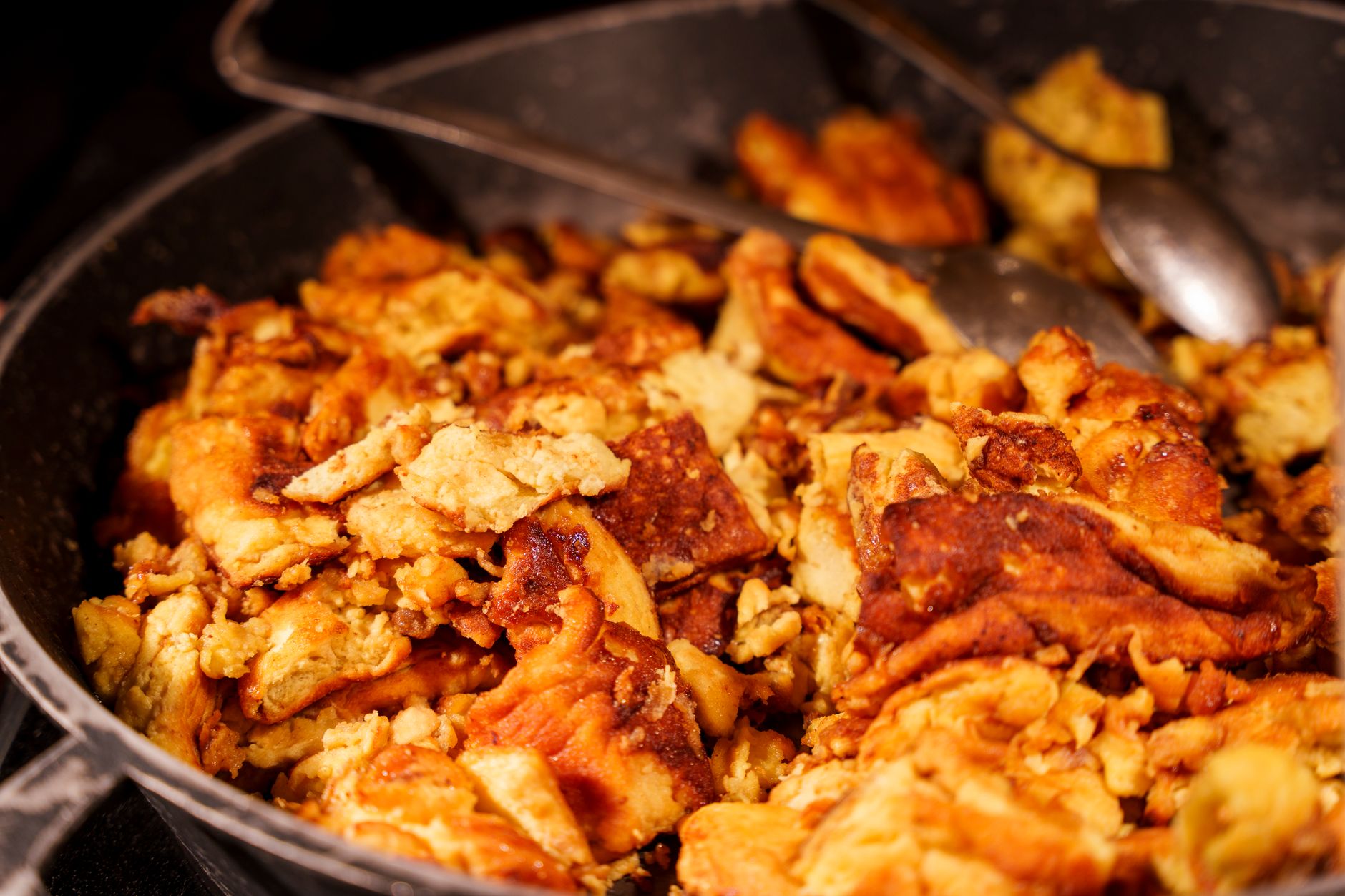 Kaiserschmarrn in Eisenpfanne mit Zwetschkenröster